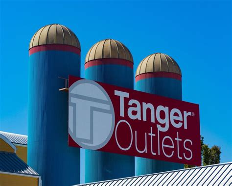 uniform outlet opens  tanger outlets lancaster   stores