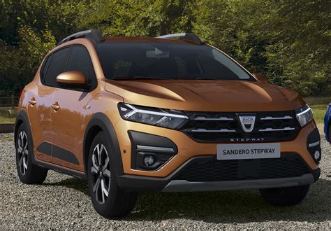 dacia sandero stepway  elle sera devoilee en septembre