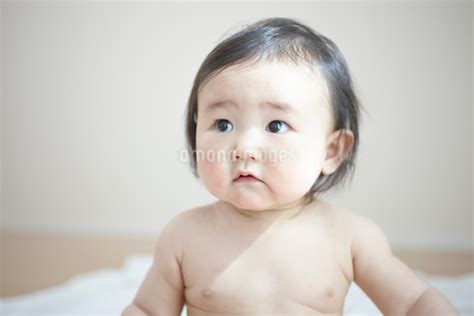 上半身裸の可愛い女の子の赤ちゃんの写真素材 [fyi01399133] ストックフォトのamanaimages Plus