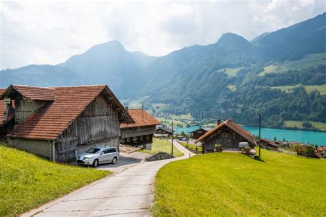 view  swiss village lungern  traditional houses   lake lungerersee canton