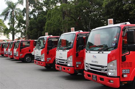 motoring malaysia trucks isuzu malaysia delivers   isuzu elf npr light duty trucks