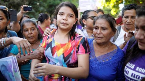 El Salvador Libera A Una Mujer Juzgada Por Intentar Abortar Tras Ser