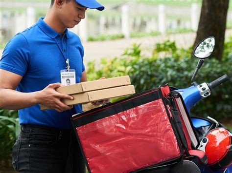 delivery guy saves life  man  ordered  meal trending viral news