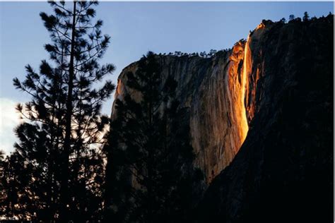 Лучи света превратили калифорнийский водопад в огненный поток