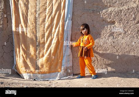 paschtu junge maedchen  helmand dorf afghanistan stockfotografie alamy