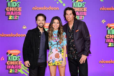 icarly cast   red carpet reunion teen vogue