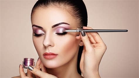 apply eye shadow   experts  trend spotter