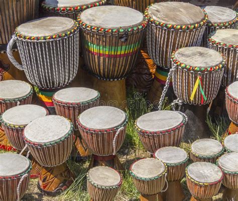 tamburi tribali africani fotografia stock immagine  tamburi
