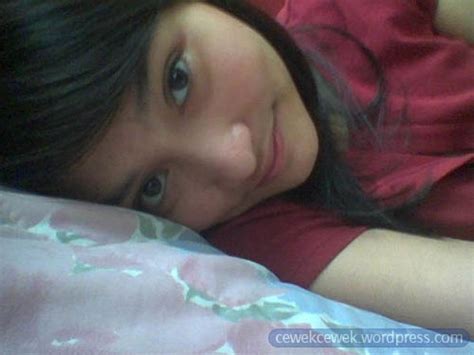 cewek 17 pajang memek cute indonesian girl before go to sleep