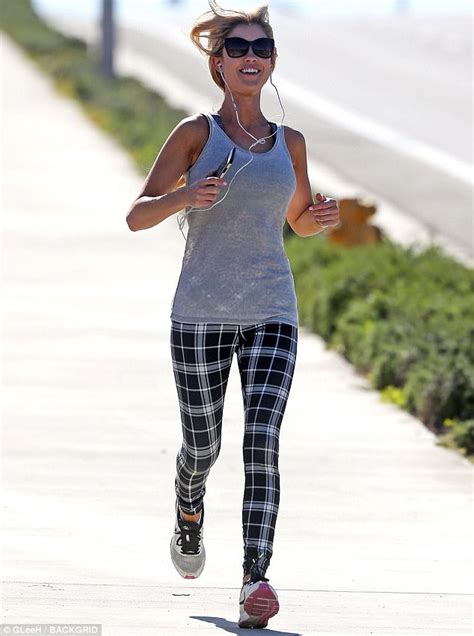 Flip Or Flop S Christina El Moussa Goes For A Run Daily Mail Online