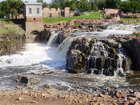 life   mph falls park  sioux falls south dakota click    info