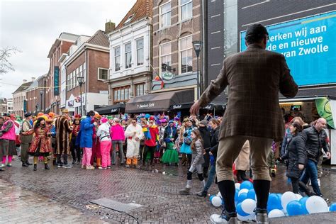 carnaval  beeld hossen met johnny holtenbroek op de melkmarkt weblog zwolle nieuws