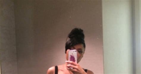 Nicki Minaj Flaunts Cleavage Tiny Waist And Sexy Thighs In Risqué
