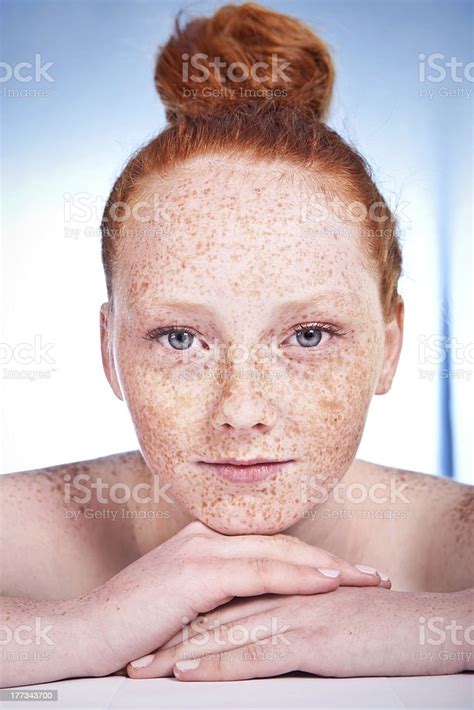 photo libre de droit de jolie fille freckled banque d images et plus d