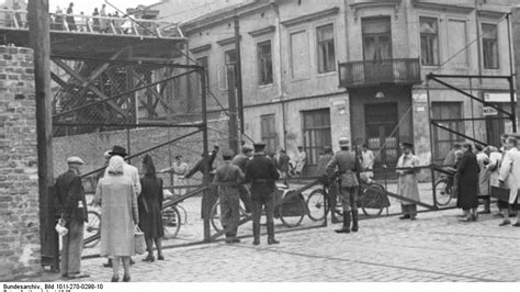 Los Archivos Clandestinos Del Gueto Judío Exhibidos En Varsovia