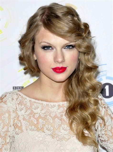 taylor swift long hairstyles side curls popular haircuts