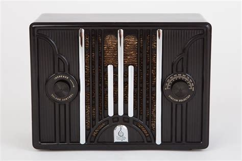Vintage Art Deco Emerson 17 Black Bakelite Chrome Radio Antique