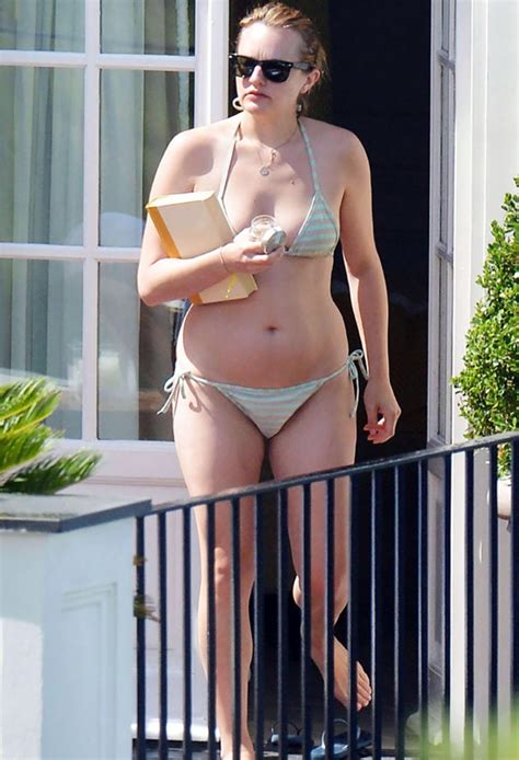 is elisabeth moss hot pics holder collector of leaked photos