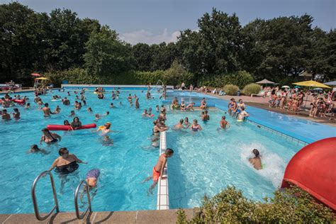 bezoekers van zwembad de diepsteeckel  someren willen het water  foto ednl