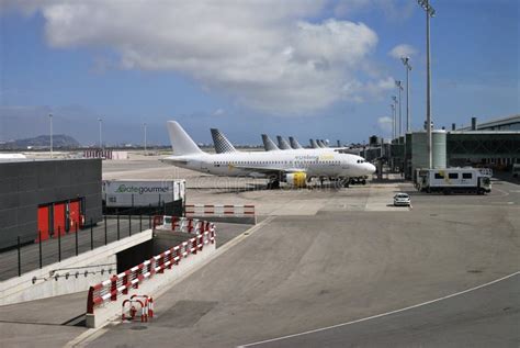 vliegtuigen bij terminal de luchthaven van barcelona spanje redactionele afbeelding