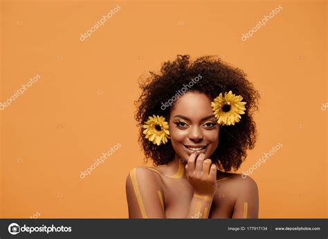 joven mujer afroamericana sonriente con maquillaje