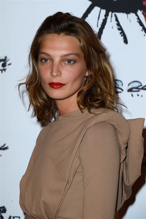 Daria Werbowy Took Selfies For Equipment S Latest Campaign — Does That