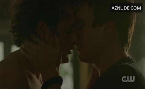 Michael Vlamis Tyler Blackburn Gay Shirtless Scene In Roswell New