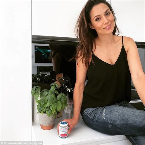 snezana markoski struggles to set up a beach tent daily mail online