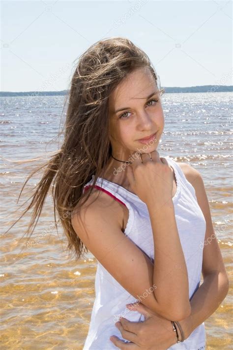 Con El Adolescente En La Playa — Foto De Stock © Oceanprod