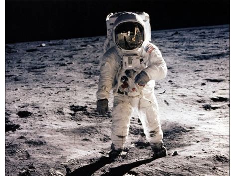 Neil Armstrong Premier Homme à Avoir Marché Sur La Lune