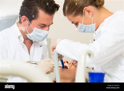 Patienten Beim Zahnarzt Behandlung Mit Bohren Stockfoto Bild