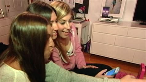 snapchat application is latest teenage trend but do photos disappear video abc news
