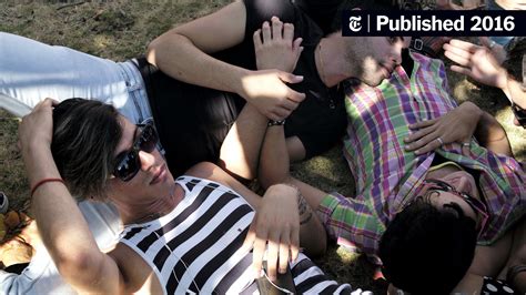 In Havana Gay Bars Hold Their Own Against The Internet The New York