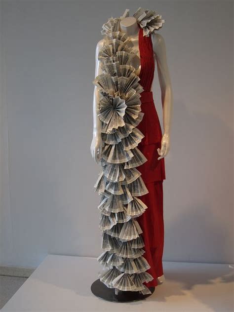 mejores 49 imágenes de vestidos hechos con reciclaje en pinterest vestidos de papel ropa de