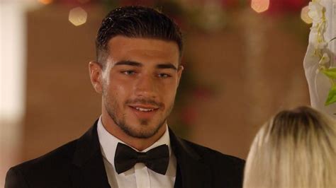 Love Island Tommy Fury Drops Cue Card During Love Declaration To Molly
