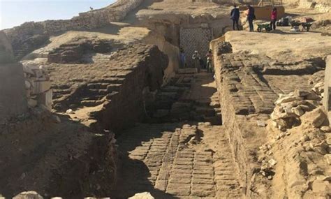 800 ancient egyptian tombs discovered at middle kingdom