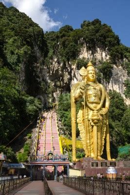 batu hoehle malaysia statue von lord murugan  den batu hoehlen