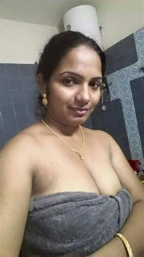 anuty towel bath in house actress