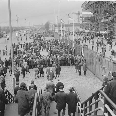 publiek loopt de trappen af richting het stadionplein voorafgaand aan feyenoord mvv op  maart