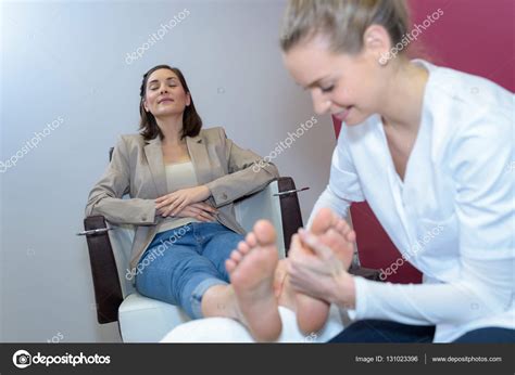 mujer da  masaje de pies en  salon de belleza fotografia de stock