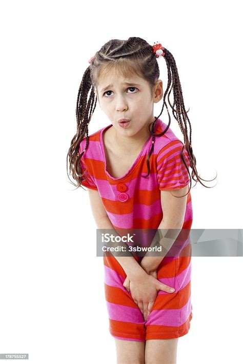 少女 Pee が必要な 排尿のストックフォトや画像を多数ご用意 排尿 子供 手に持つ Istock