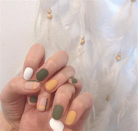 turns   green    beautiful   manicure nails