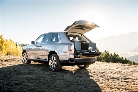 rolls royces bold  suv conquer  peaks  luxury