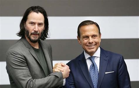 No Brasil Keanu Reeves Posa Com Governador João Dória Ofuxico