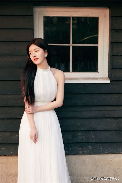 Zhao Lusi Wears A White Halterneck Slim Dress Elegant And Sexy Full