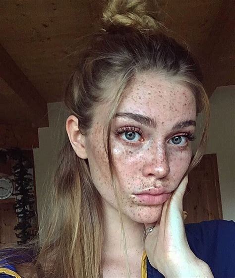 pin by sevenkiss on pecas in 2019 beautiful freckles freckles girl beautiful eyes