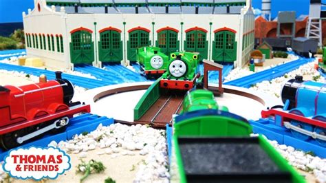 duck takes charge blocking the big engines thomas and