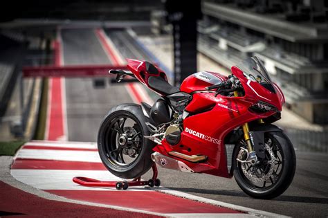 ducati  panigale  official pictures autoevolution