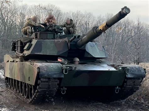 ukraines   tank commanders    view   battlefield