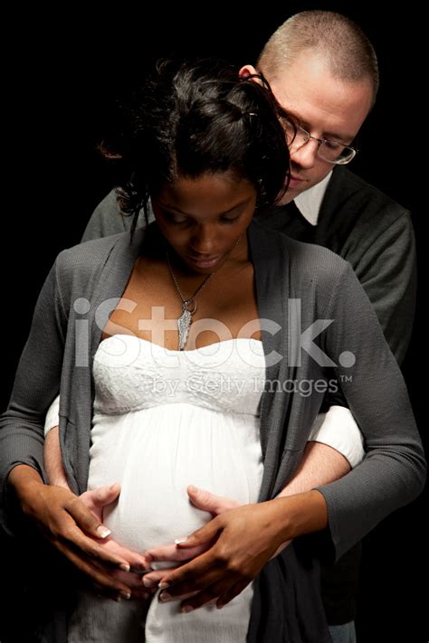 Foto De Stock Casal Interracial Com Homem Abraçando A Mulher Grávida